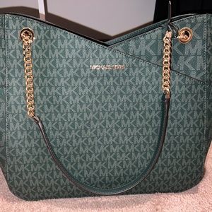 Jet Set Large Logo Shoulder Bag
